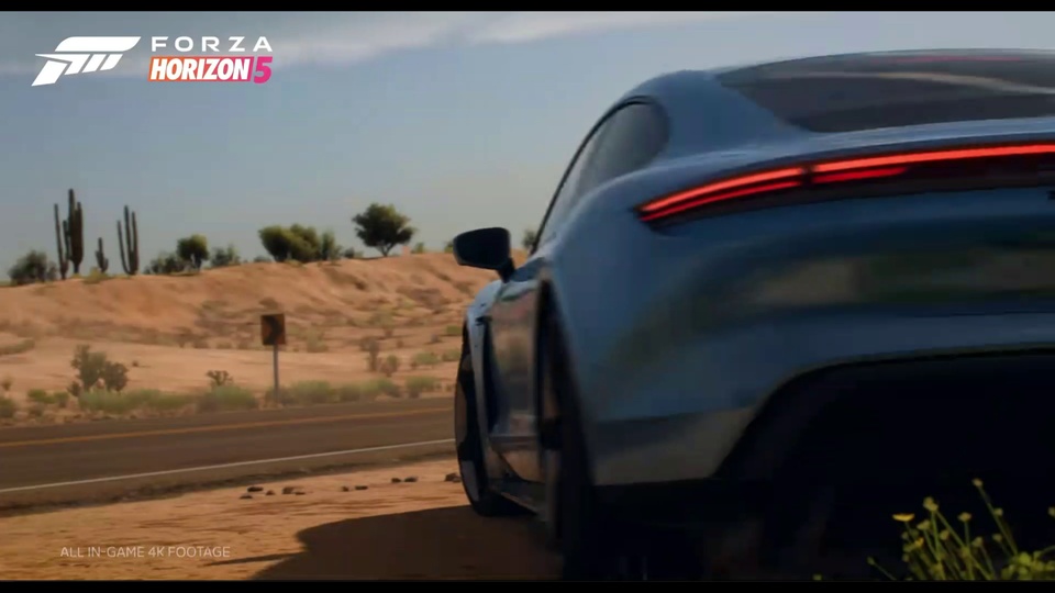 荒漠公路边停放的蓝灰色轿跑车