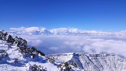 雪山云层壮观鸟瞰