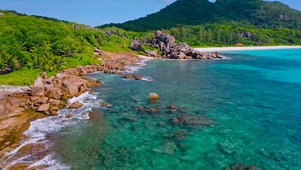 航拍大海推进