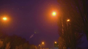 路灯灯光下下雪飘着雪花
