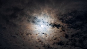 4k夜晚乌云遮月云层月亮