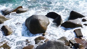 美丽的礁石海浪