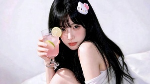 少女微醺蜜桃饮