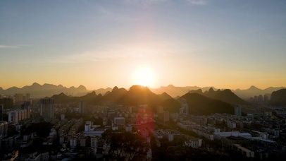 4K大山城市日出清晨第一缕阳光