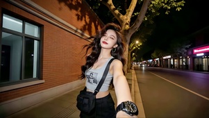 傍晚马路旁边纳凉散步的美女