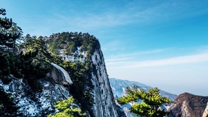 蓝天下的青山