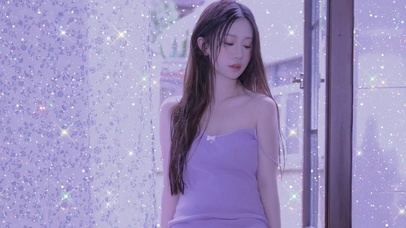 白嫩水灵吊带美女