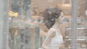 雪景奔跑的女孩