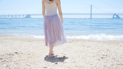 夏天女孩走向沙滩大海