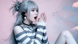 灰发少女吃惊与崇拜的看着她男神