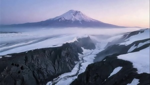 晨雾雪山山谷