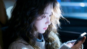 夜晚车内氛围感美女