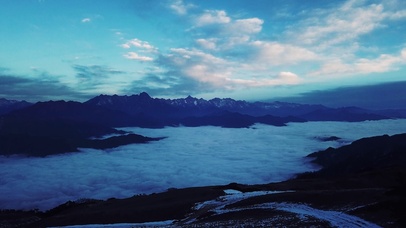 4k清晨高原山顶云海涌动祖国