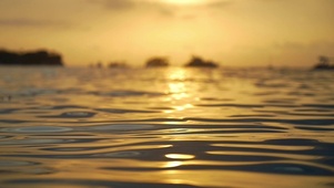 平静湖水