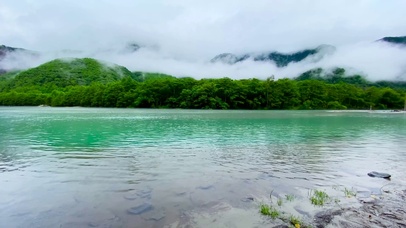 自然高山云雾湖边