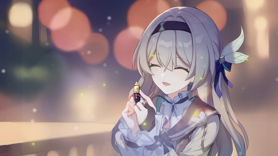 银灰长发配绿叶发饰的二次元少女，双眼轻闭，双手捧着带金色顶盖、系粉色蝴蝶结的小瓶，身处暖橙色散景光斑夜景中，周围漂浮着淡黄绿色微光粒子。