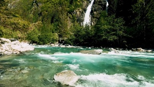 小溪瀑布流水