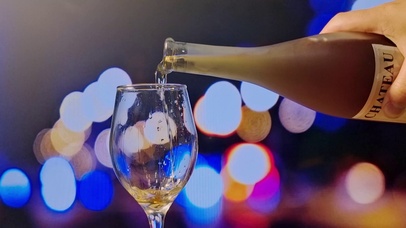 4K香槟高脚杯倒酒