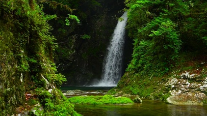 护眼山间清新瀑布