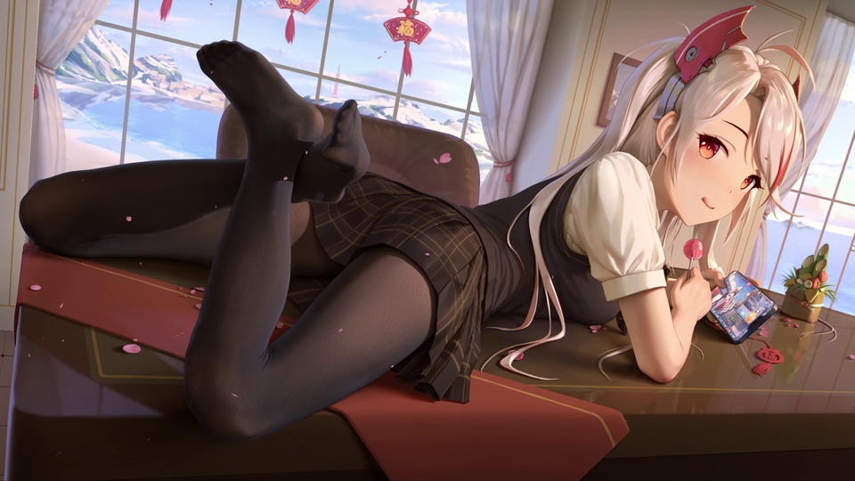 黑丝白长直少女趴在玻璃桌前，手持棒棒糖与手机，背景是临海落地窗与山景。