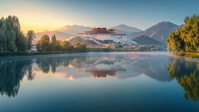 高山湖泊宫殿倒影