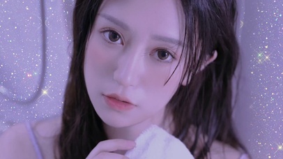 白嫩水灵吊带美女