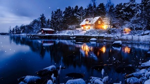 冬季湖边小屋
