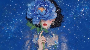 蓝色鲜花女孩