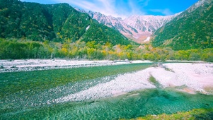 秋天高山河流