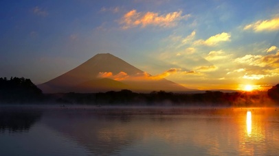 日出雾气湖畔