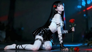 手持红玫瑰少女