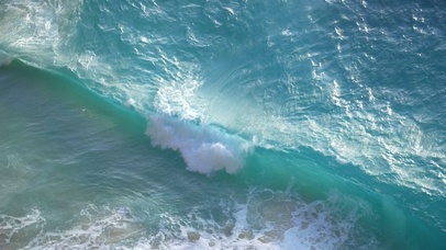 夏日波涛汹涌的大海海浪拍击沙滩