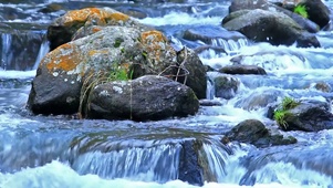 山涧溪水