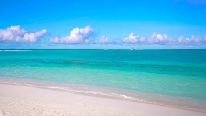 放松蓝天白云海滩