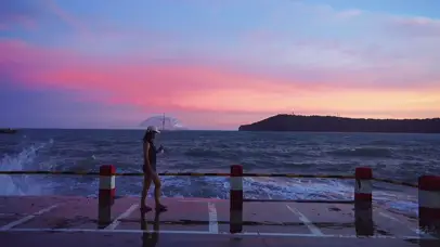 夜晚南湾街浪花日落