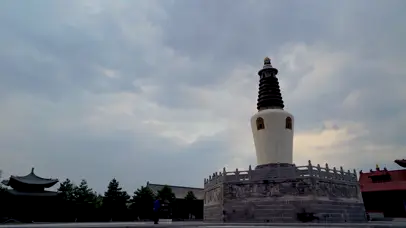 白塔云变