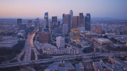 航拍傍晚城市车流