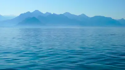 朦胧的高山湖泊