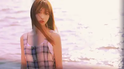 清纯长发美女海边