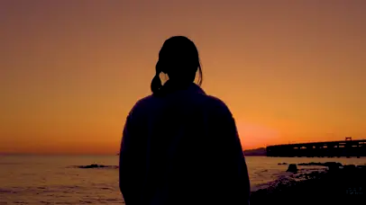 4K海边唯美日落女孩