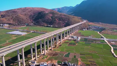 大理大桥高原车流4k航拍