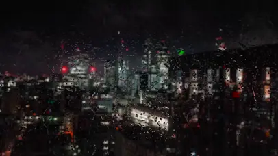 城市夜晚玻璃雨