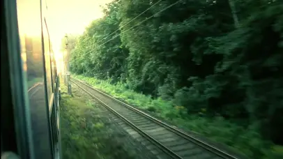 灿烂阳光照射列车