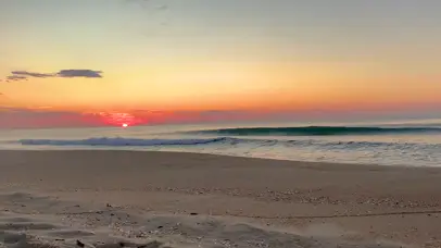 日落海浪拍打海滩
