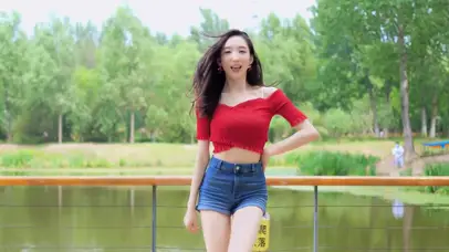 美女户外热舞