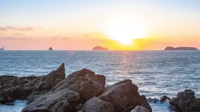 8K海岸礁石浪花落日夕阳