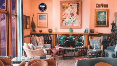 舒适的秋季咖啡厅氛围