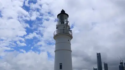 灯塔及流动的云