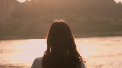 4k美女夕阳比心背影