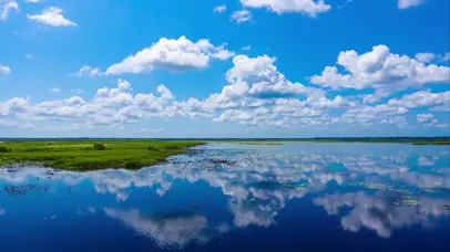 唯美蓝天草原湖景